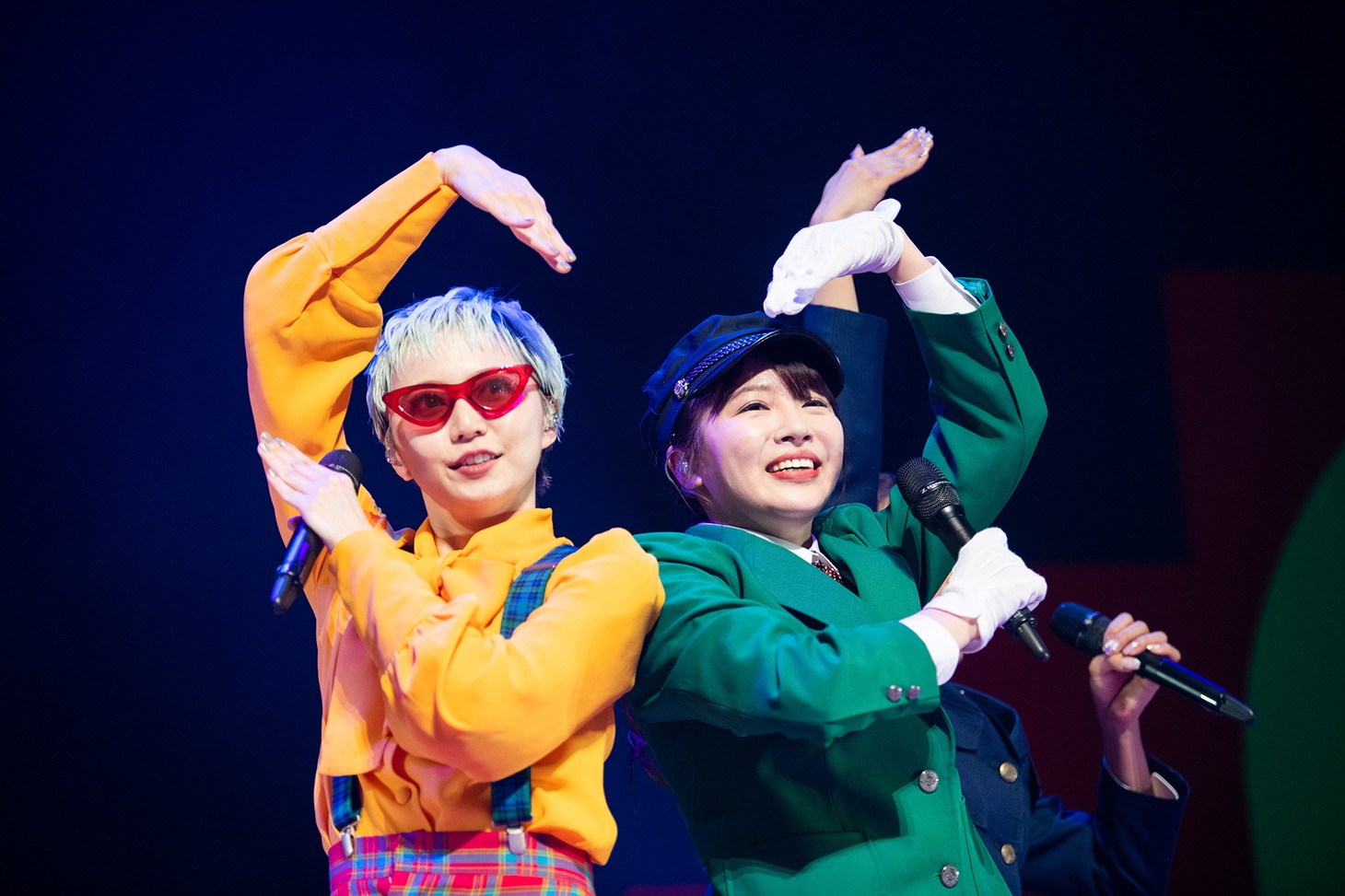 デザイナーの安本彩花（左）とタクシードライバーの中山莉子（右）。