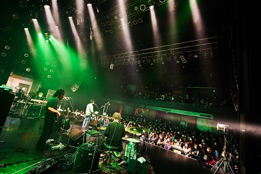 「崎山蒼志 TOUR 2022『Face To Time Case』」東京公演の様子。（Photo by KEIKO TANABE）
