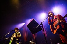 左から崎山蒼志、石崎ひゅーい。（Photo by KEIKO TANABE）