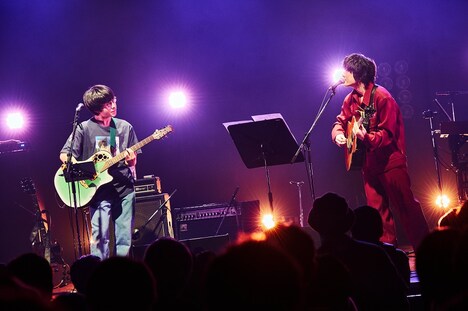 左から崎山蒼志、石崎ひゅーい。（Photo by KEIKO TANABE）