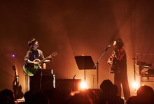 左から崎山蒼志、石崎ひゅーい。（Photo by KEIKO TANABE）