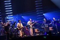 「くるりの25回転」東京ガーデンシアター公演の様子。（撮影：岸田哲平）