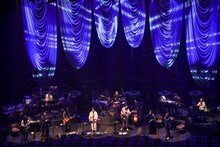 「くるりの25回転」東京ガーデンシアター公演の様子。（撮影：岸田哲平）