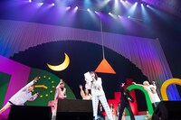 歌詞カードをガン見しながら「Liar Mask」を歌う中山莉子（中央）。