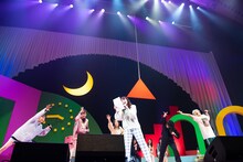 歌詞カードをガン見しながら「Liar Mask」を歌う中山莉子（中央）。