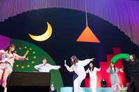 ダンスの最中も歌詞カードが手放せない中山莉子（中央）。