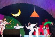 ダンスの最中も歌詞カードが手放せない中山莉子（中央）。