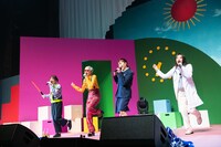 コスプレで登場するエビ中メンバー。