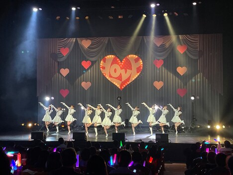 =LOVE「The 5th」発売記念ライブの様子。