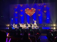 =LOVE「The 5th」発売記念ライブの様子。