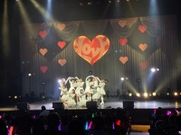=LOVE「The 5th」発売記念ライブの様子。