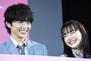 左から佐藤大樹(EXILE / FANTASTICS from EXILE TRIBE)、見上愛。