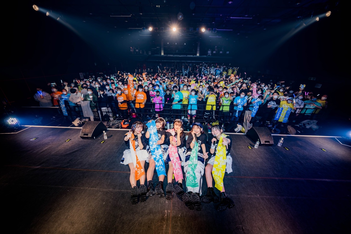 手羽先センセーション「画鳥点睛」ファイナル公演で撮影された集合写真。