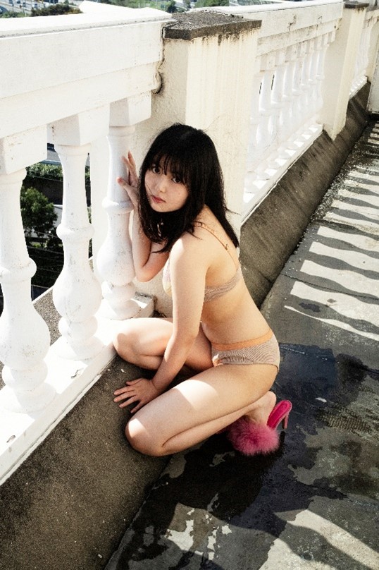 「頓知気さきな CONCEPT ～Collaboration Photo Book～」より。（撮影：笠井爾示）