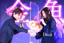 篠原涼子に花束を渡す岩田剛典（EXILE、三代目 J SOUL BROTHERS from EXILE TRIBE）。