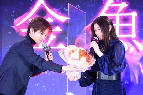 篠原涼子に花束を渡す岩田剛典（EXILE、三代目 J SOUL BROTHERS from EXILE TRIBE）。