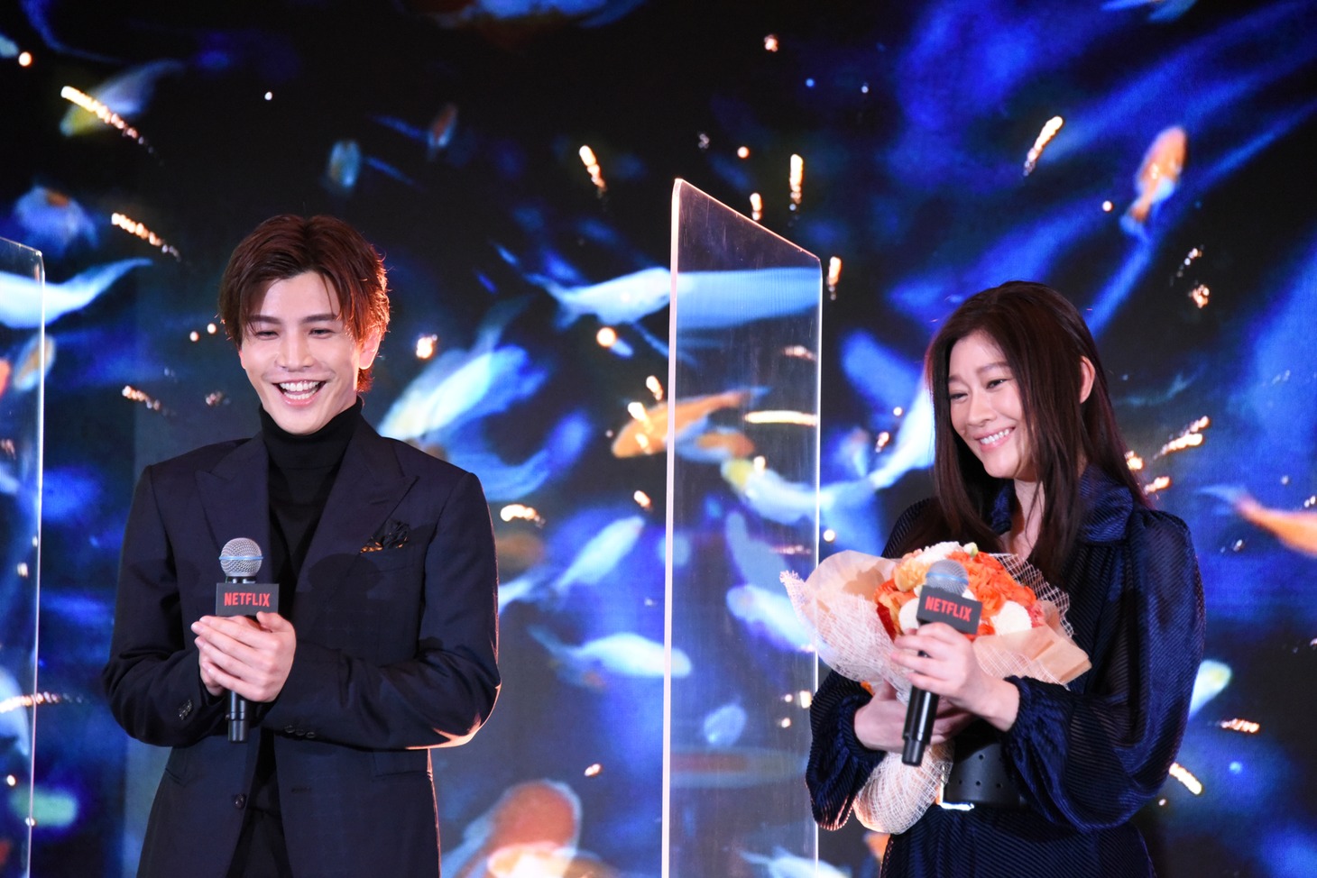 左から岩田剛典（EXILE、三代目 J SOUL BROTHERS from EXILE TRIBE）、篠原涼子。