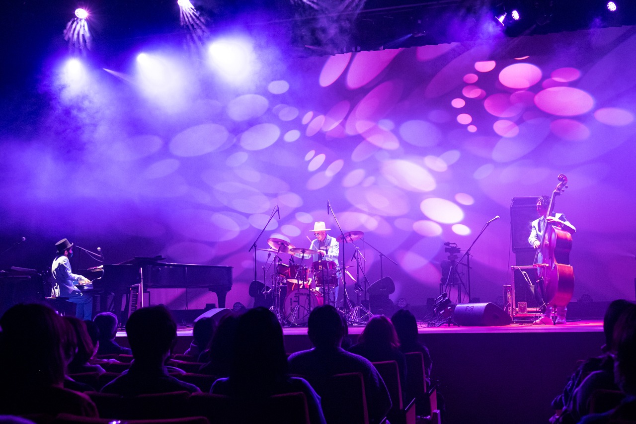 「H ZETTRIO LIVE 2022 日野搾り」の様子。