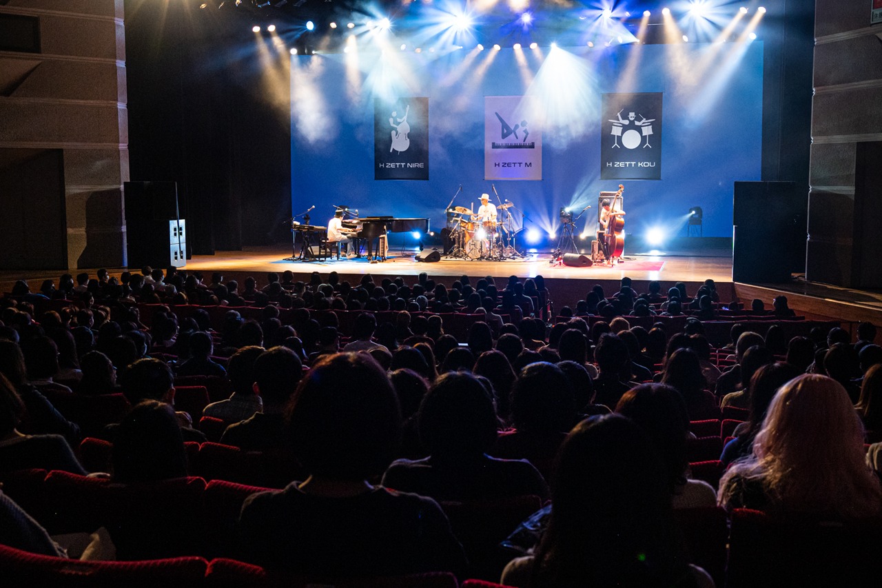 「H ZETTRIO LIVE 2022 日野搾り」の様子。