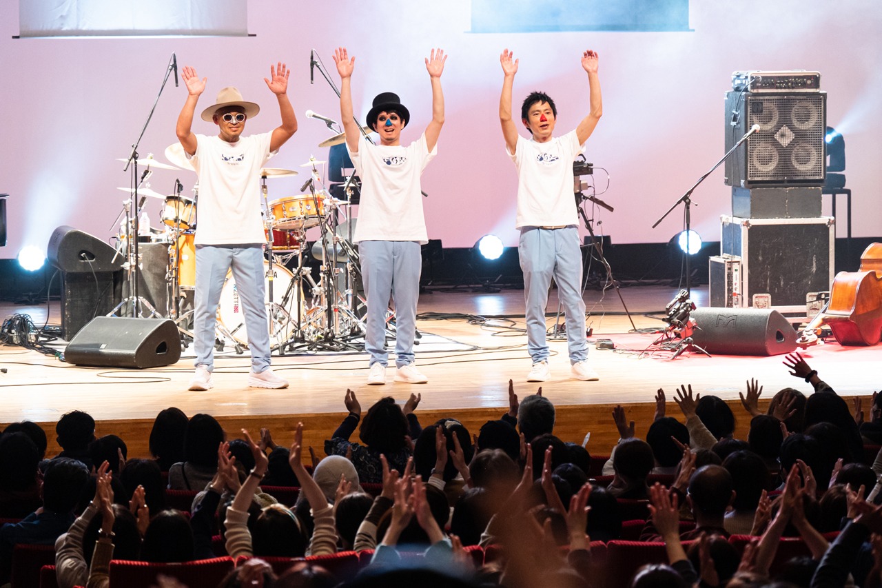 「H ZETTRIO LIVE 2022 日野搾り」の様子。