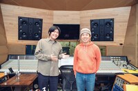 左からSTUTS、安部勇磨（never young beach）。