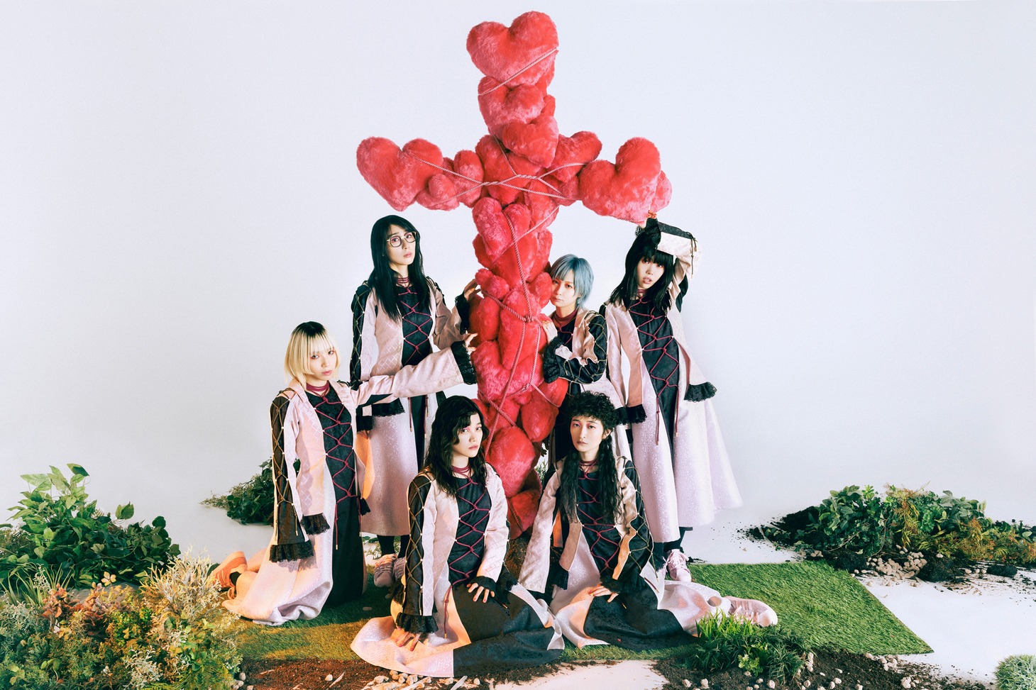 2022年3月のBiSHアーティスト写真。