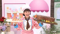 「『おかあさんといっしょ』最新ソングブック まほうのラララ♪」より、あつこお姉さん。