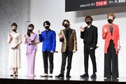 左から綺咲愛里、島田歌穂、北山宏光、堂本光一、佐藤勝利、前田美波里。