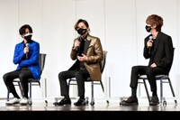 左から北山宏光、堂本光一、佐藤勝利。