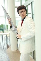 自身の父親にそっくりだという、ゴルゴ13の扮装をしたタカシ。(c)フジテレビ