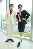 ゴルゴ13の扮装をしたタカシ（左）とカイ。(c)フジテレビ