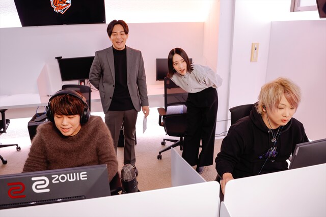 1対1の勝負をするカワセさん（左）とFranciscoさん（右）。