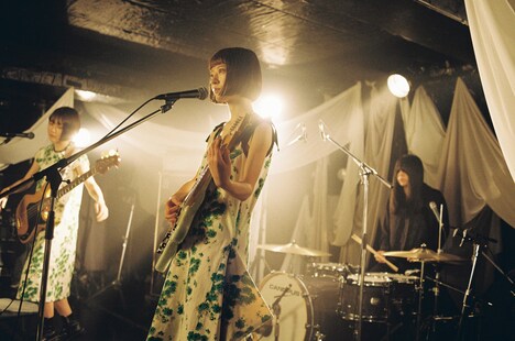 羊文学「夕凪」ミュージックビデオより。