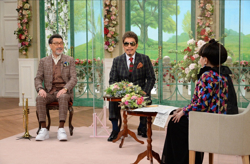 人気画像9位は「鈴木雅之と桑野信義が『徹子の部屋』登場、闘病を支えた激励メールの内容明かす」より、桑野信義、鈴木雅之、黒柳徹子。(c)テレビ朝日