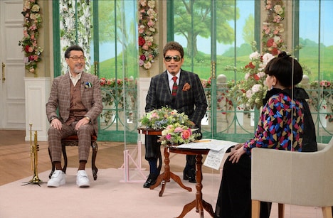 左から桑野信義、鈴木雅之、黒柳徹子。(c)テレビ朝日