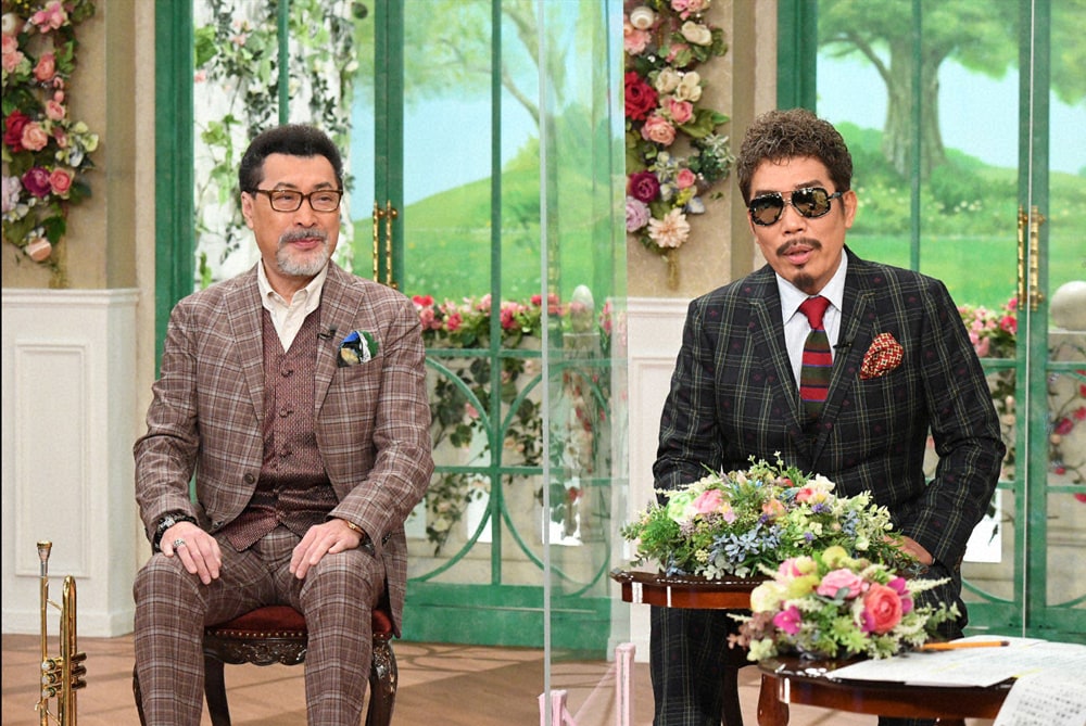 左から桑野信義、鈴木雅之。(c)テレビ朝日