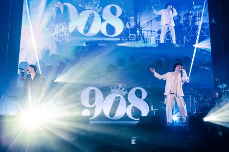 KREVAと三浦大知。（撮影：田中聖太郎）