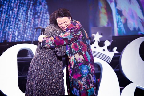 抱き合う三浦大知とKREVA。（撮影：渡邊玲奈［田中聖太郎写真事務所］）