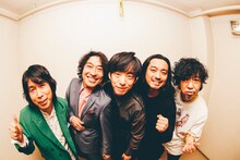 Creepy Nutsとウルフルズ。（撮影：西槇太一）