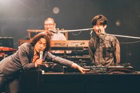 DJ用ケーブルの高価さを伝えるウルフルズのトータス松本（Vo）。（撮影：西槇太一）