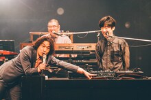 DJ用ケーブルの高価さを伝えるウルフルズのトータス松本（Vo）。（撮影：西槇太一）