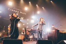 「大阪ストラット」でコラボするCreepy Nutsとウルフルズ。（撮影：西槇太一）