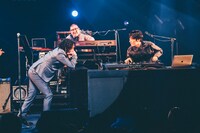 DJ 松永（Creepy Nuts）のスクラッチを間近で見るトータス松本（Vo / ウルフルズ）。（撮影：西槇太一）