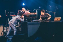 DJ 松永（Creepy Nuts）のスクラッチを間近で見るトータス松本（Vo / ウルフルズ）。（撮影：西槇太一）