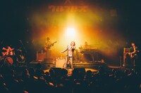 ウルフルズのステージの様子。（撮影：西槇太一）