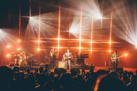 ウルフルズのステージの様子。（撮影：西槇太一）