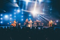 ウルフルズのステージの様子。（撮影：西槇太一）