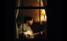 マカロニえんぴつ「キスをしよう」MVのワンシーン。