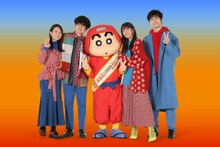 野原しんのすけ（中央）と緑黄色社会。