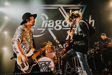 「DRAGONASH 25th Anniv. LIVE "THE SILVER LILIES"」の様子。（Photo by TAKAHIRO TAKINAMI）